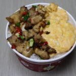 ข้าวไข่ข้นหมูสามชั้นคั่วพริกเกลือ